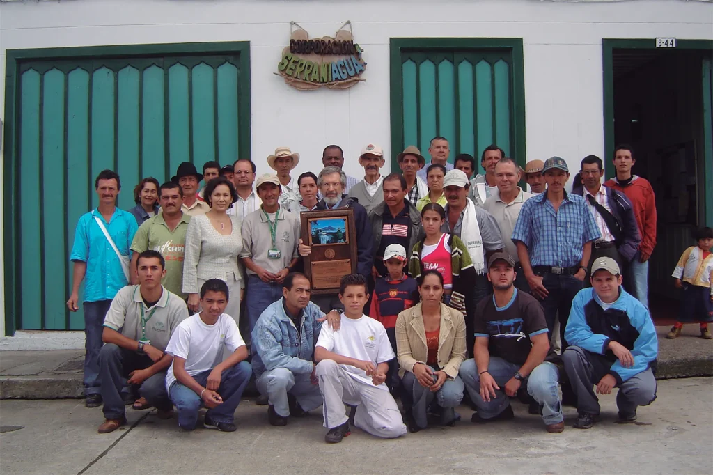 El profesor Silverstone recibe el premio al Mérito Ambiental Cero El Torra – Asamblea 2007
Al fondo de sombrero negro Don Jesús Henao y de sombrero alón blanco Don Arnoldo Salgado